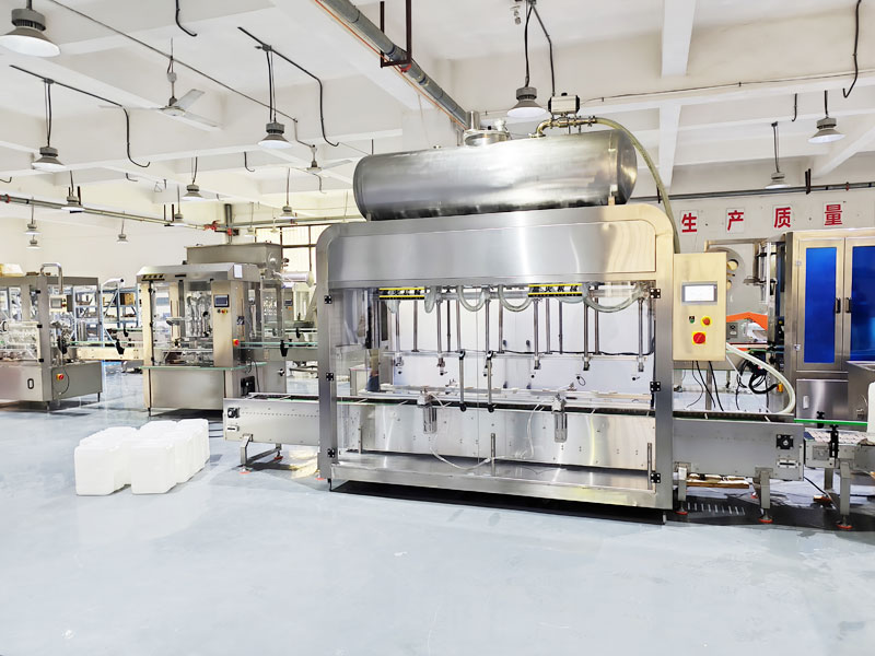 全自动液体称重灌装机实拍图