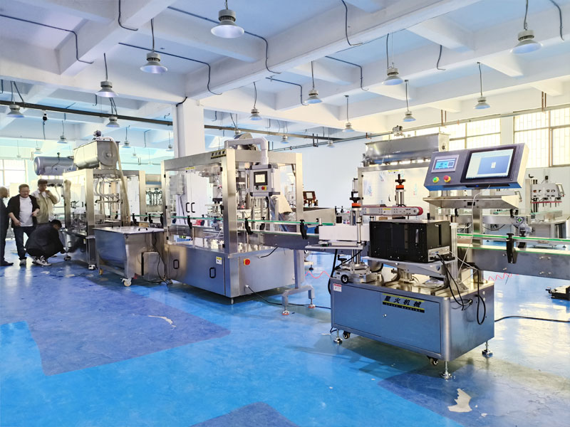 4头桶装农药称重灌装机生产线实拍图